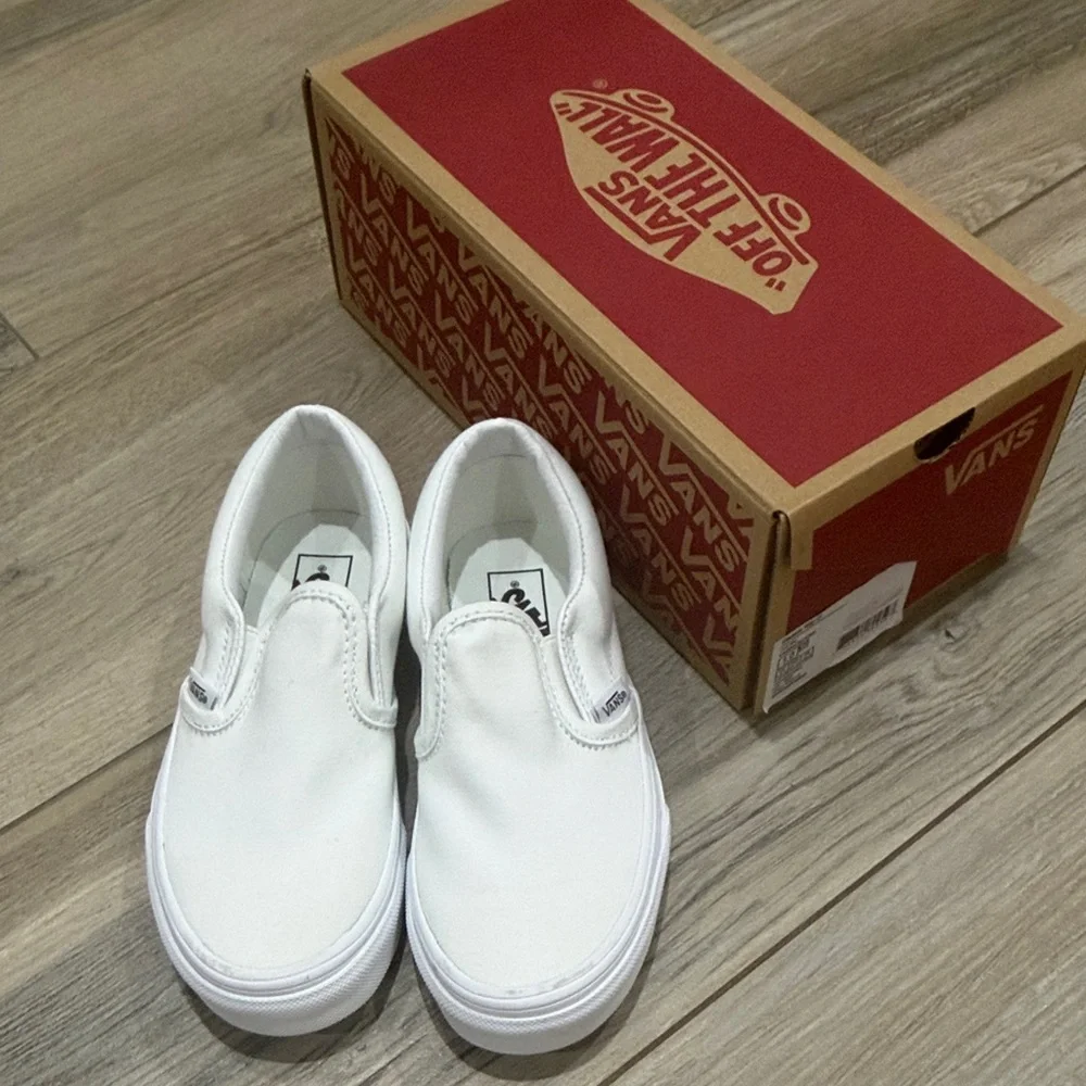 New in Box Kids Vans Classic White Canvas Slip-Ons - Picture 1 of 5